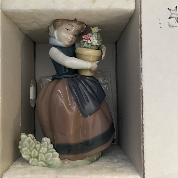 LLADRO Linda Con Maceta Spring is Coming - Picture 8 of 14